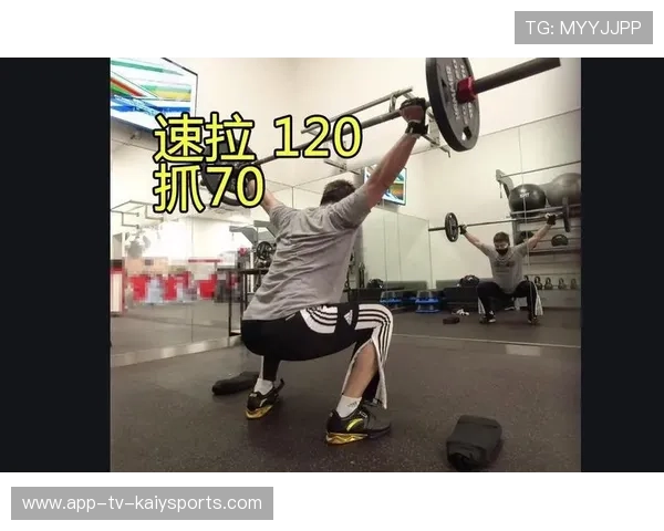 举重选手加强专项爆发力训练