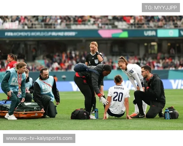 球员训练中受伤应急处理机制完善，球员受伤照片